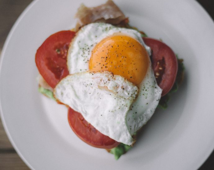 egg on tomatoes