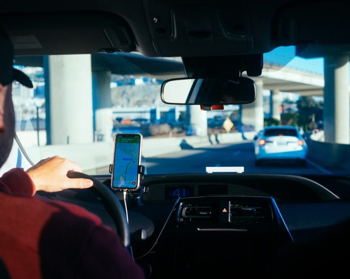 person holding iphone 6 inside car