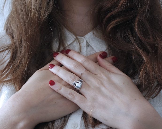 woman wearing silver-colored ring