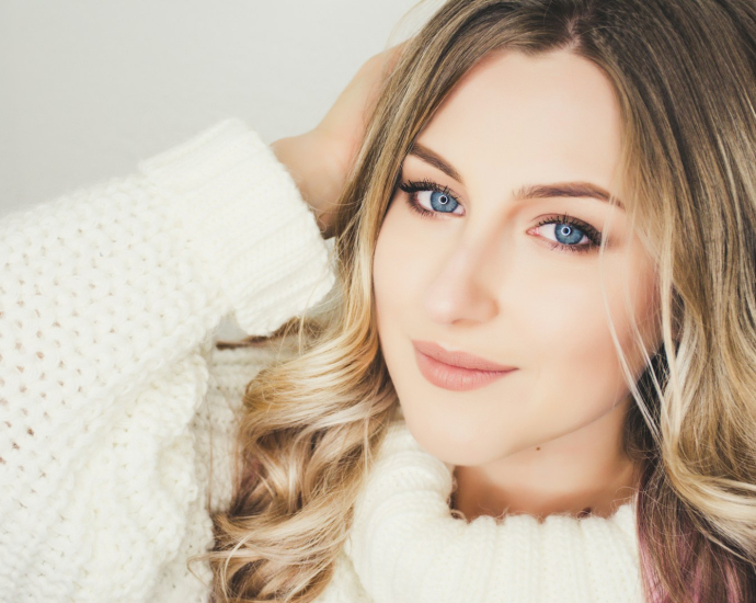 woman wearing white sweater closeup photography