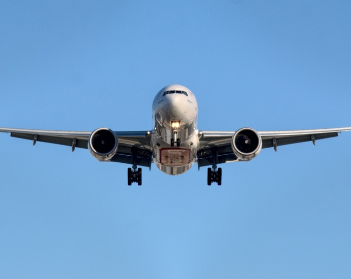 airplane in midair at daytime