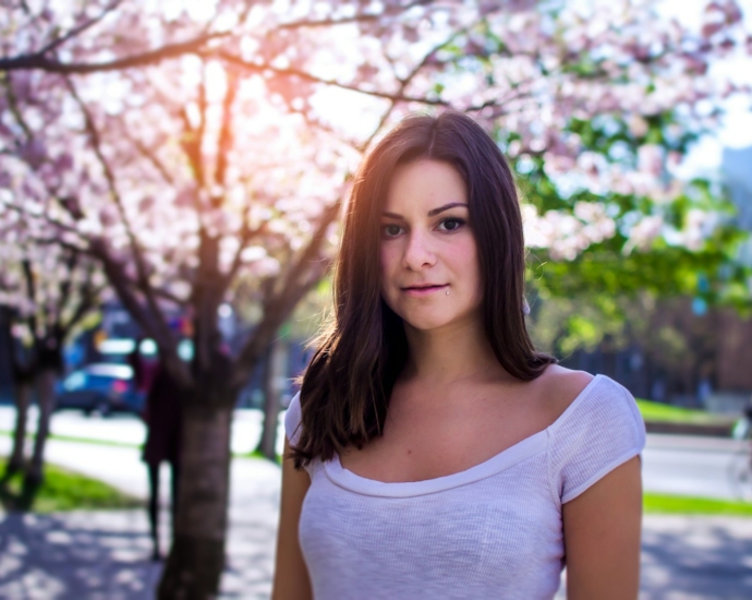 shallow focus photography of woman wearing gray top