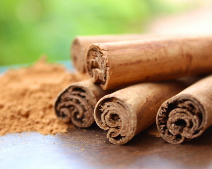 cinnamon sticks and cinnamon powder on a table