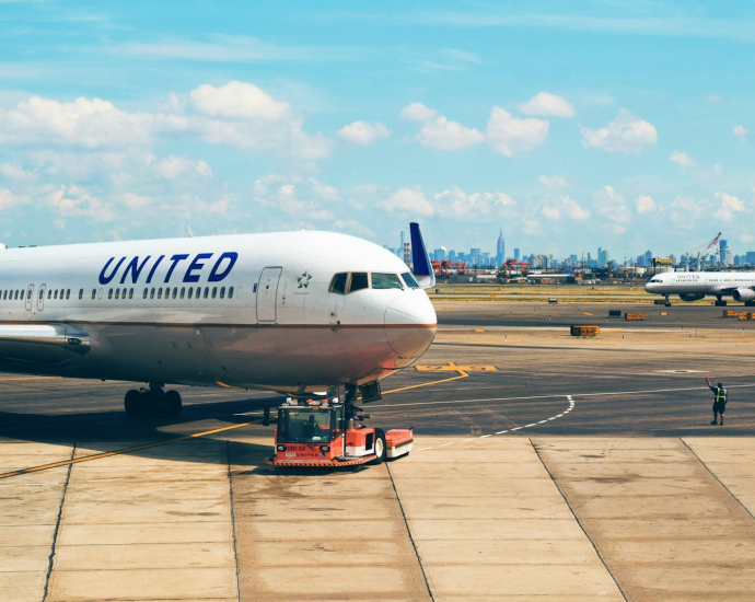 whgite United plane on park